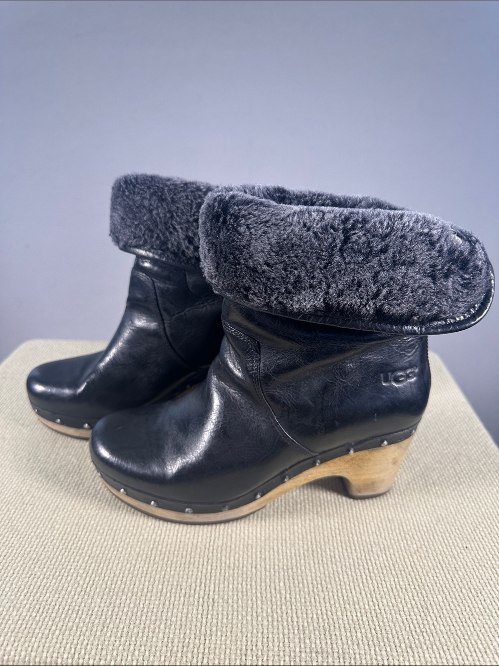 UGG Lynnea Black Leather Shearling Clog Boots 1958 Size 6